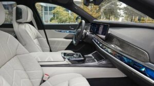BMW-7-Series-front-seats