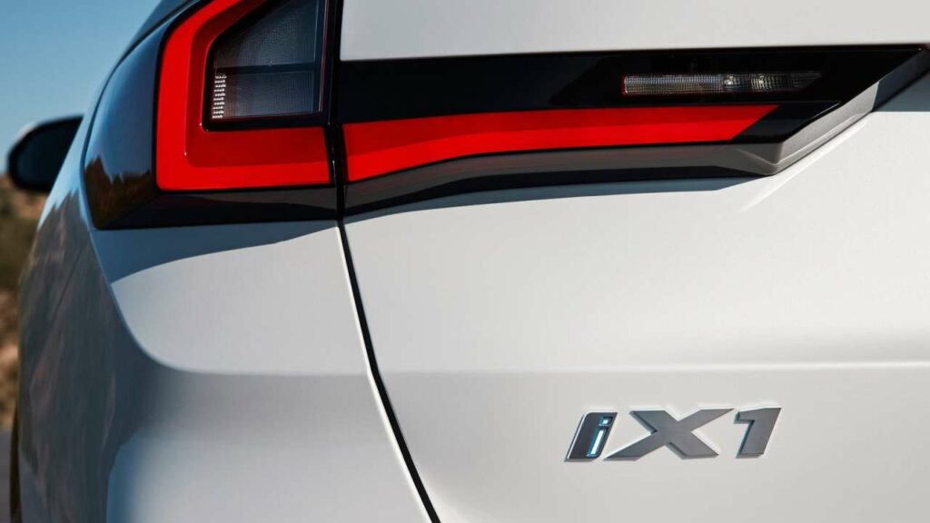 BMW-iX1-2023-loosening-drive-shaft-kba