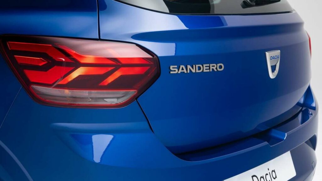 Dacia-Sandero-2021-fuel-leak-fire