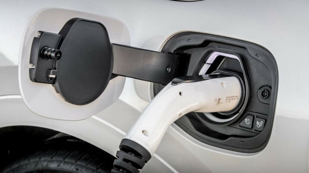 Ford-Kuga-hybrid-recall-fire