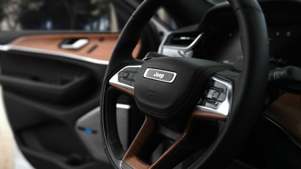 Jeep-Grand_Cherokee-2023-steering-failure-kba