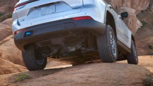 Jeep-Grand_Cherokee-rear-coil-spring-detach