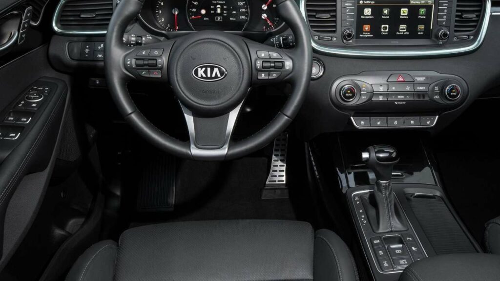 Kia-Sorento-2015-rolling-away