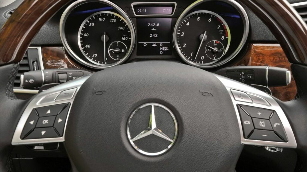 Mercedes-Benz-bolts-steering-kba