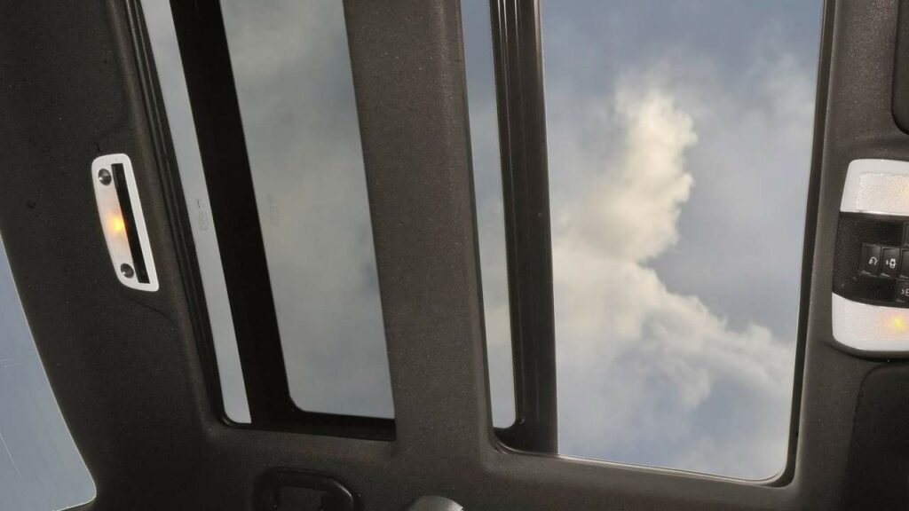 Mercedes-Benz-sunroof-glass