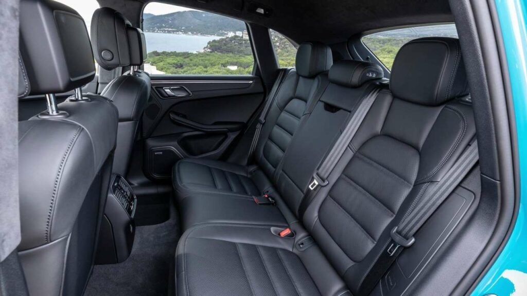 Porsche-Macan-seatbelt-fitting