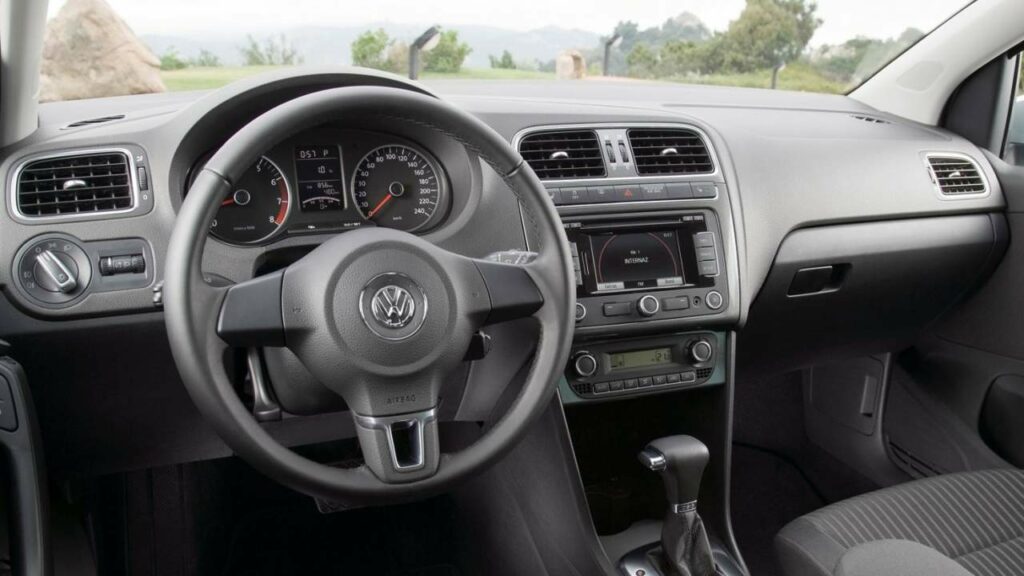 Volkswagen-Polo-2010-driver-airbag