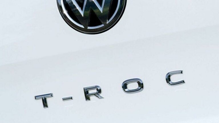 Volkswagen-T-Roc-2018-recall-headrest-1