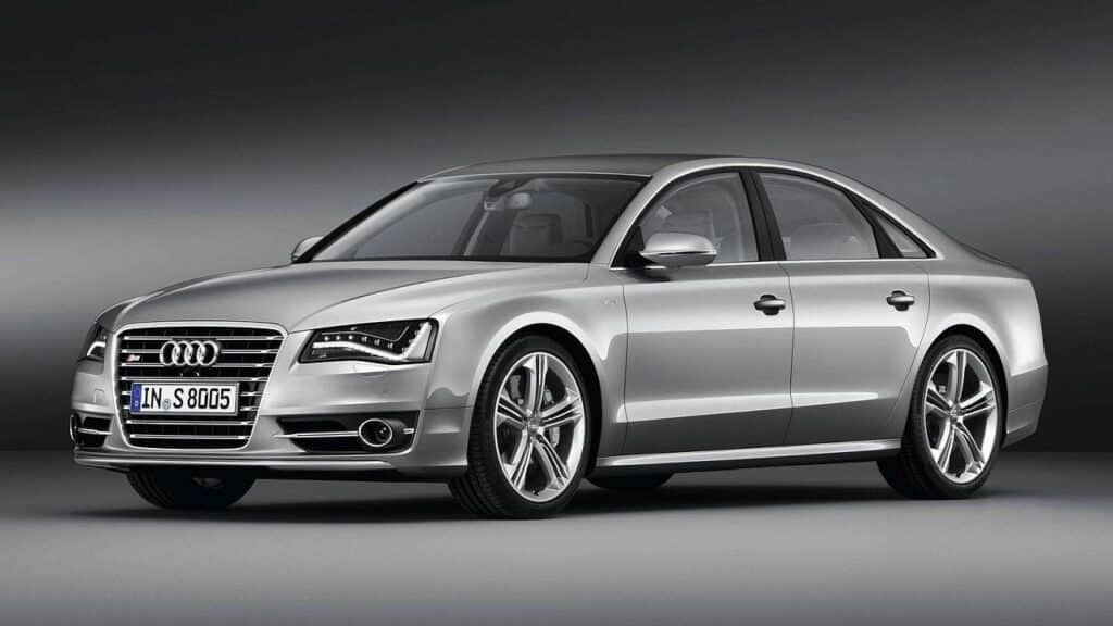 Audi-S8-2013-fire