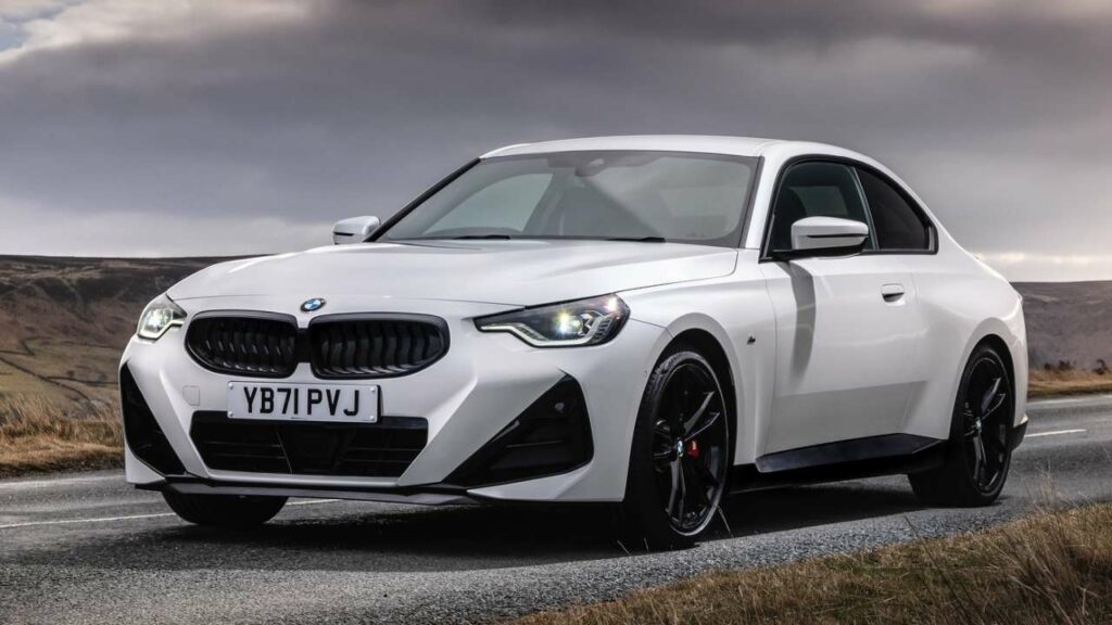 BMW-2-Series-safety-belts-second-row