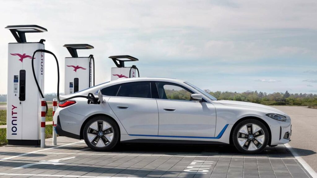 BMW-i4-2022-high-voltage-battery-fire