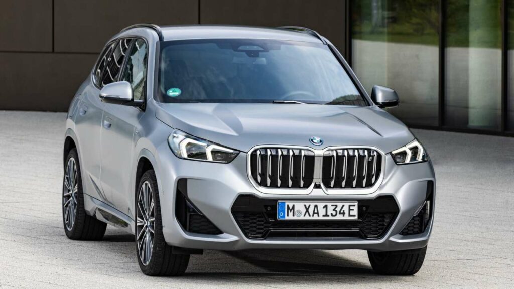 BMW-iX1-2022-driver-airbag