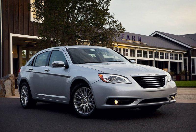 Chrysler-200-2013-recall-headrest