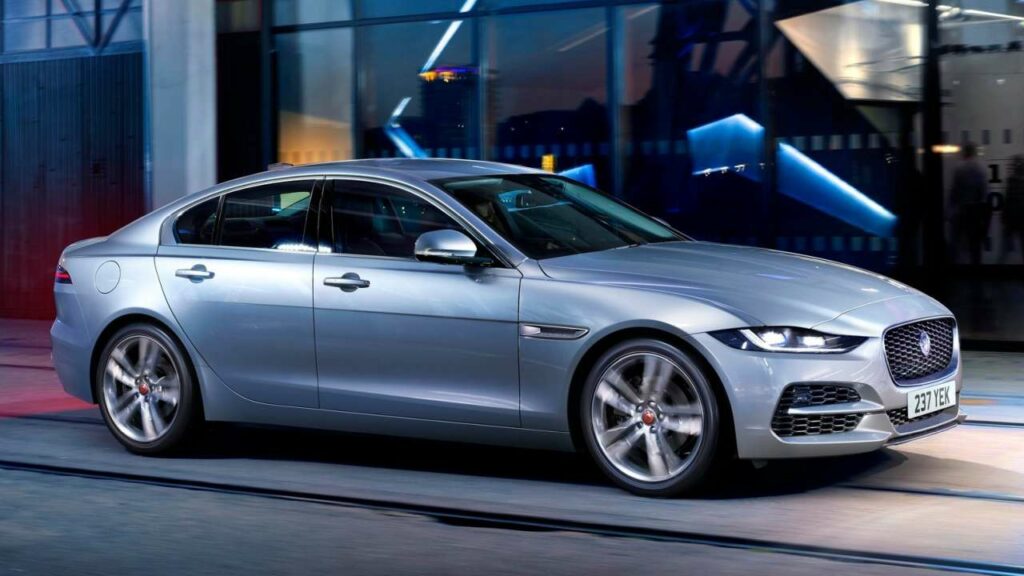 Jaguar-XE-2020-fuel-return-pipe