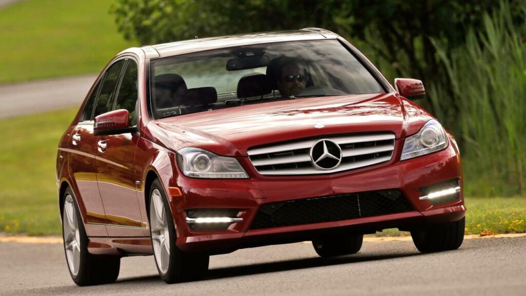 Mercedes-Benz-C-Class-2012-steering