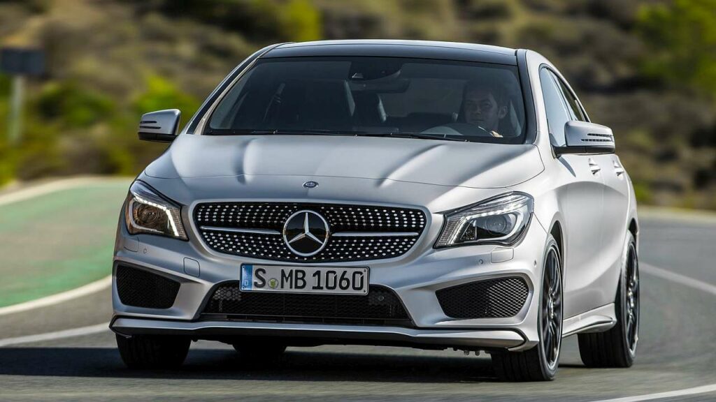 Mercedes-Benz-CLA-roof-panel