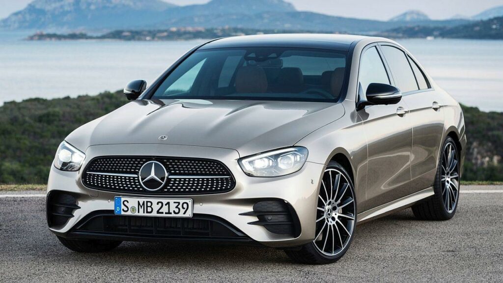 Mercedes-Benz-E-Class-rear-seat-back-lock