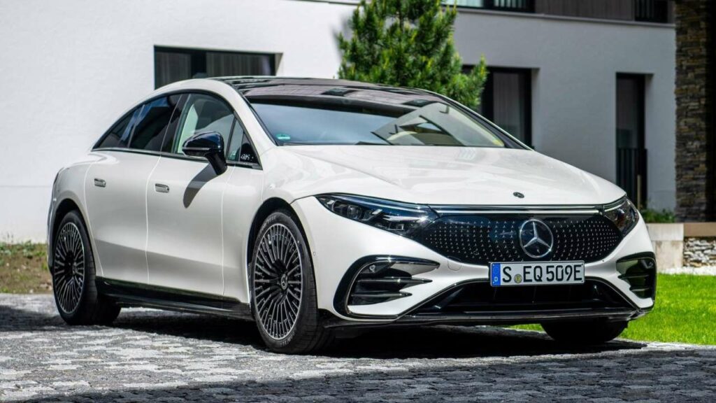 Mercedes-Benz-EQS-2023-rear-seatbelt-bolts