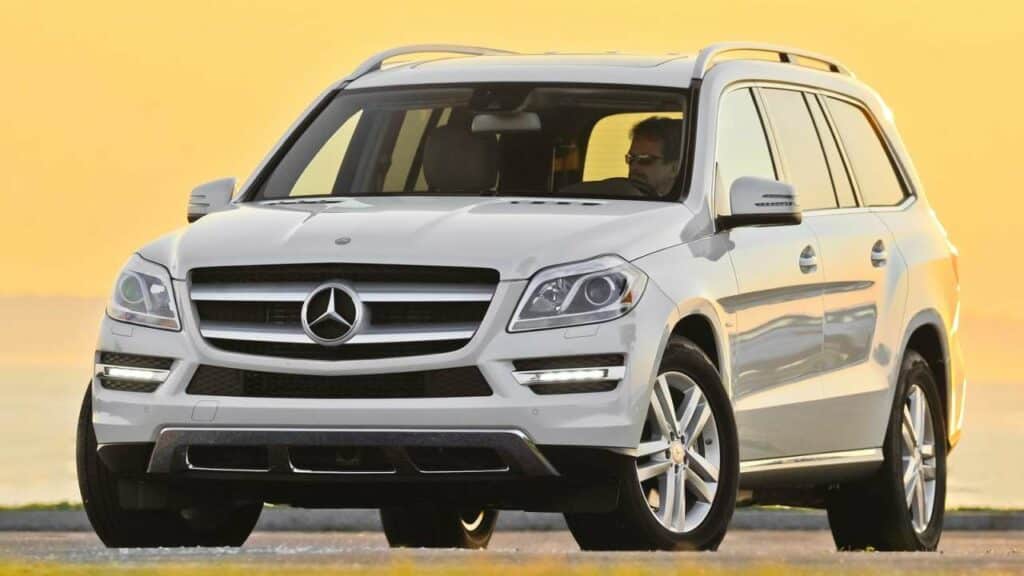 Mercedes-Benz-GL-2013-steering