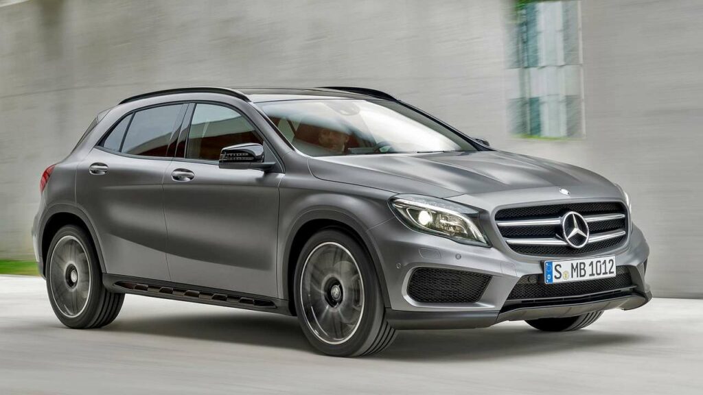 Mercedes-Benz-GLA-roof-panel