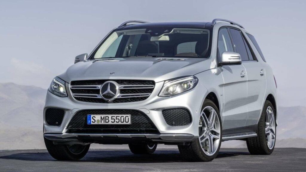 Mercedes-Benz-GLE-2017-steering