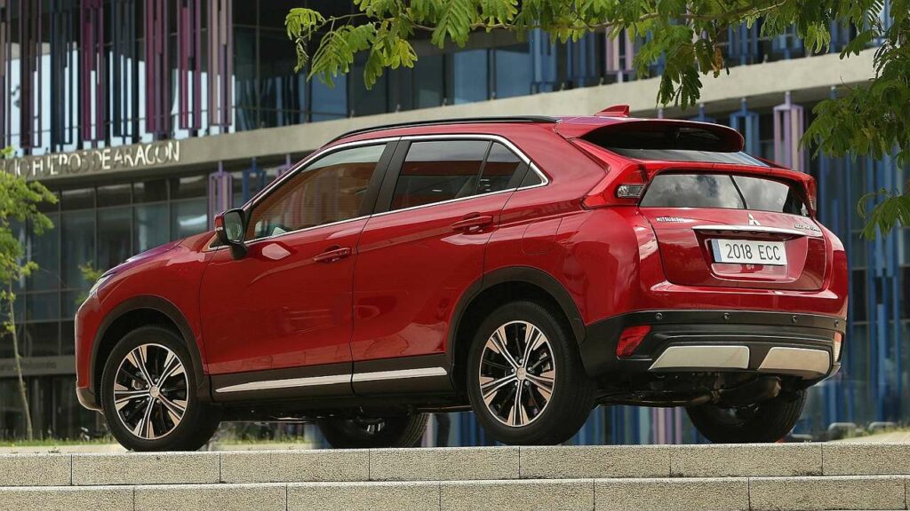 Mitsubishi-Eclipse-Cross-forward-camera