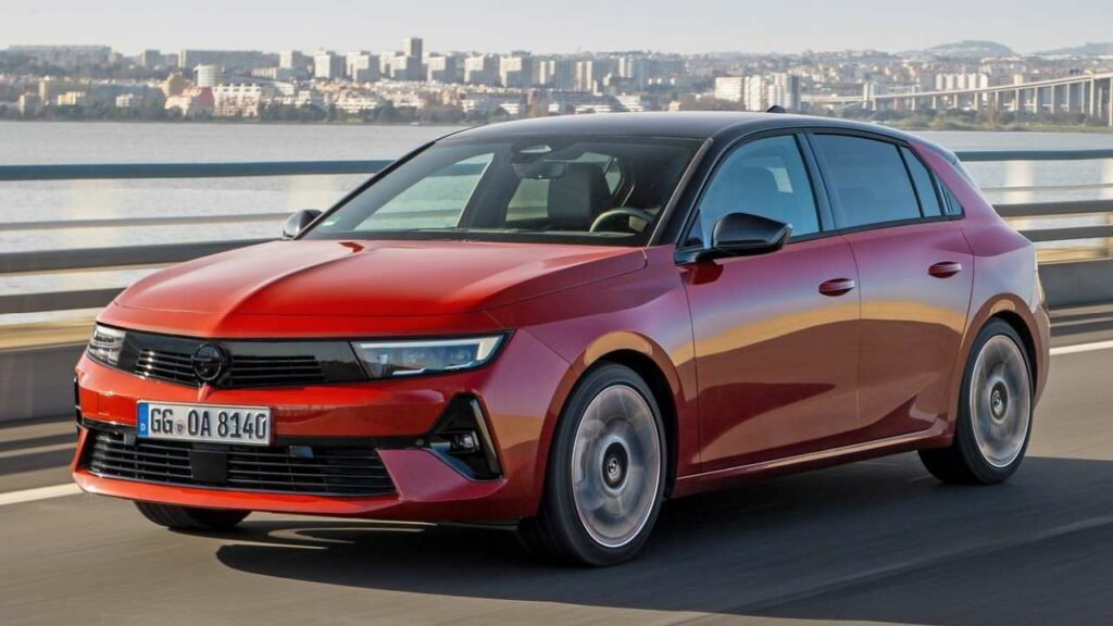 Opel-Astra-2022-chassis-bolting