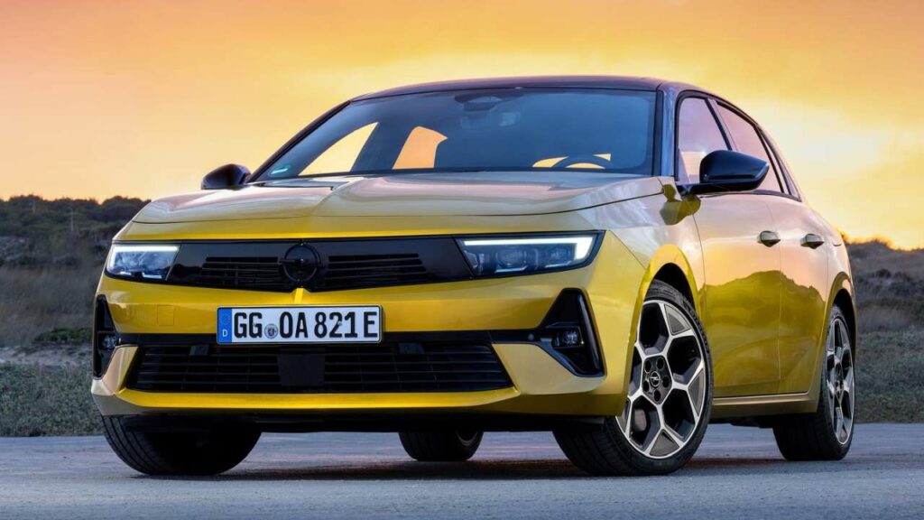 Opel-Astra-2023-move-opposite-direction