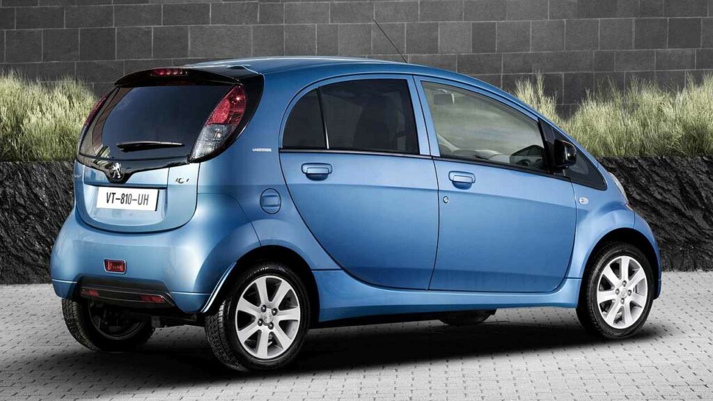 Peugeot-iOn-breaking-assistant