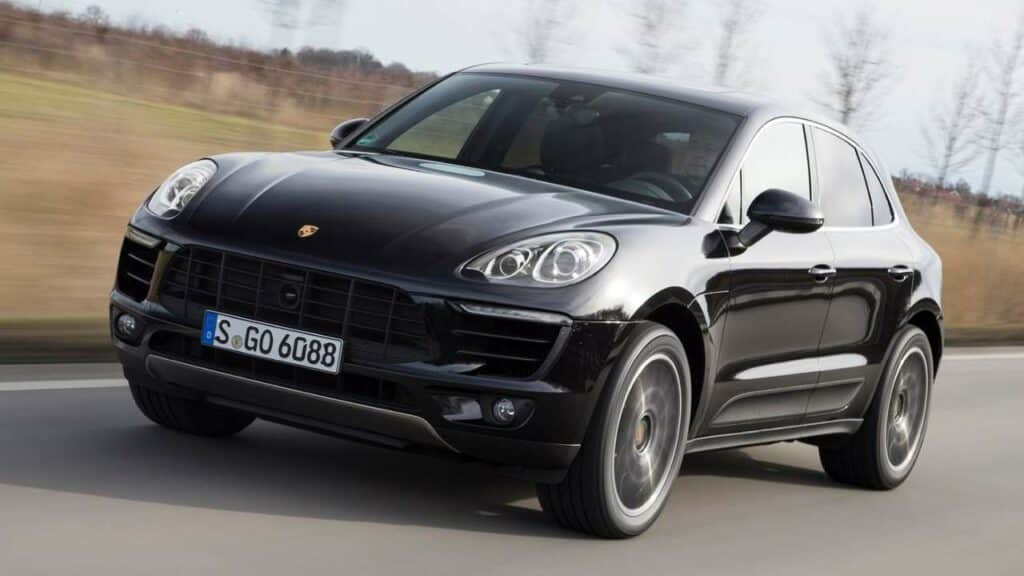 Porsche-Macan-2014-rear-seat-belt