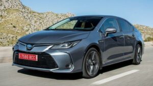 Toyota-Corolla-2019-panorama-roof-scaled-1