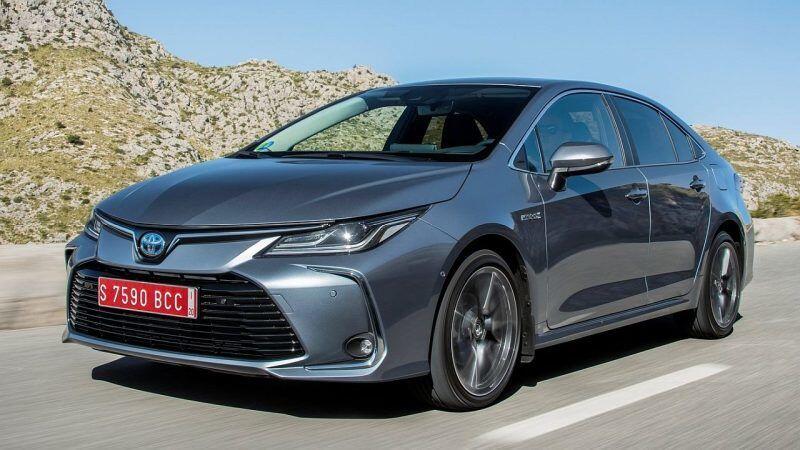 Toyota-Corolla-2019-panorama-roof-scaled-1