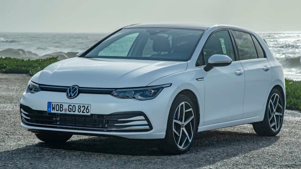 Volkswagen-Golf-2021-engine-cover-fire