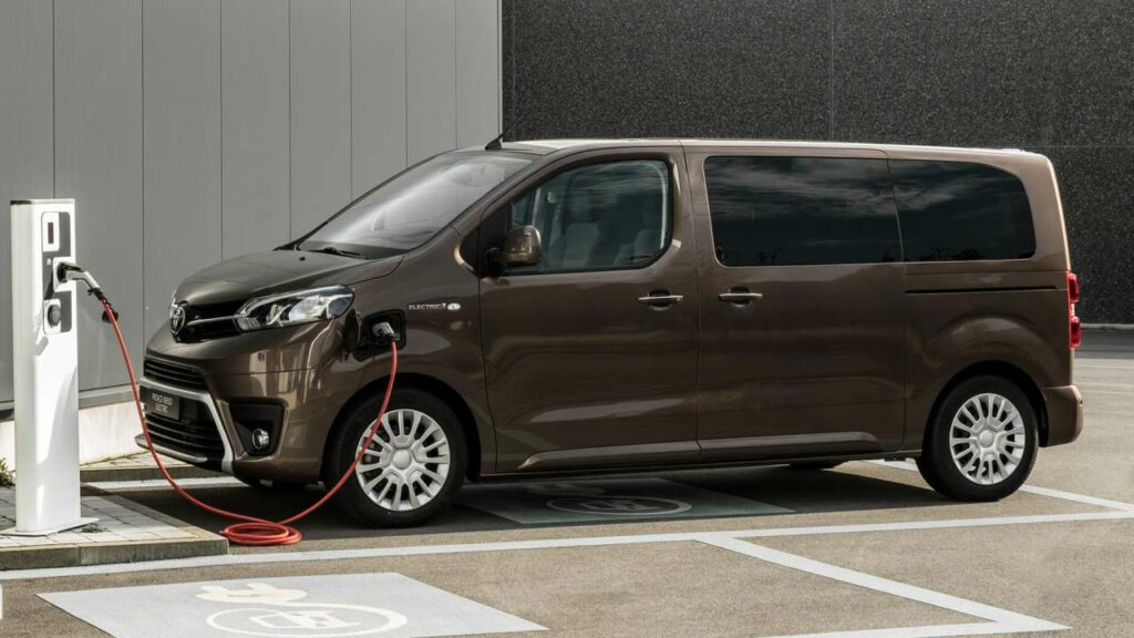 toyota-proace-hybrid-charging-cable