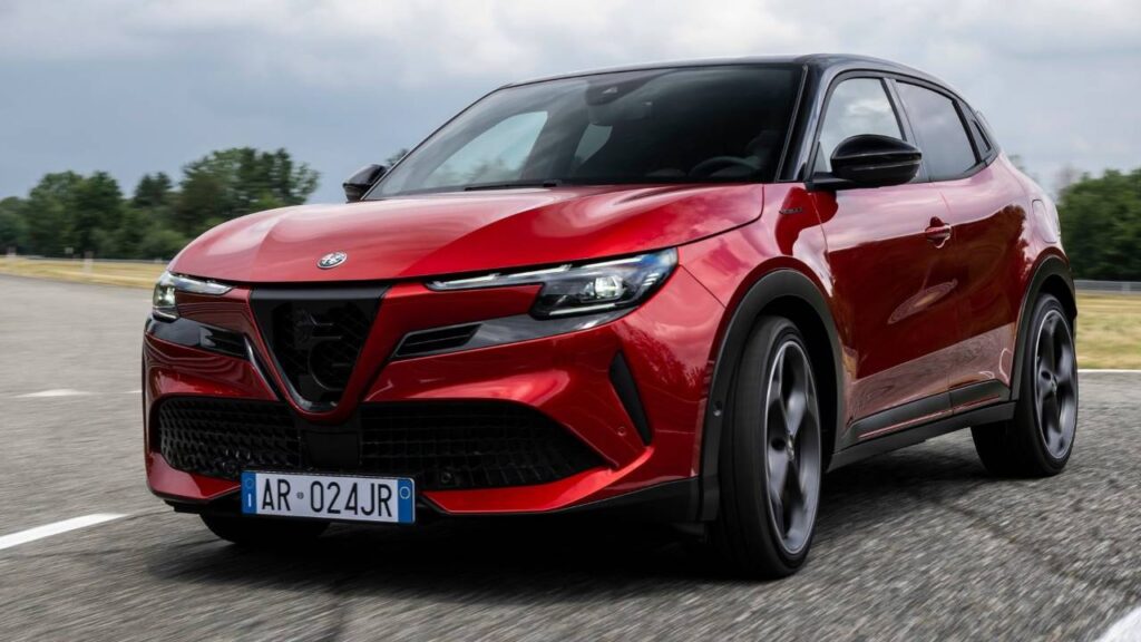 Alfa-Romeo-Junior-2024-2025-fuel-fire