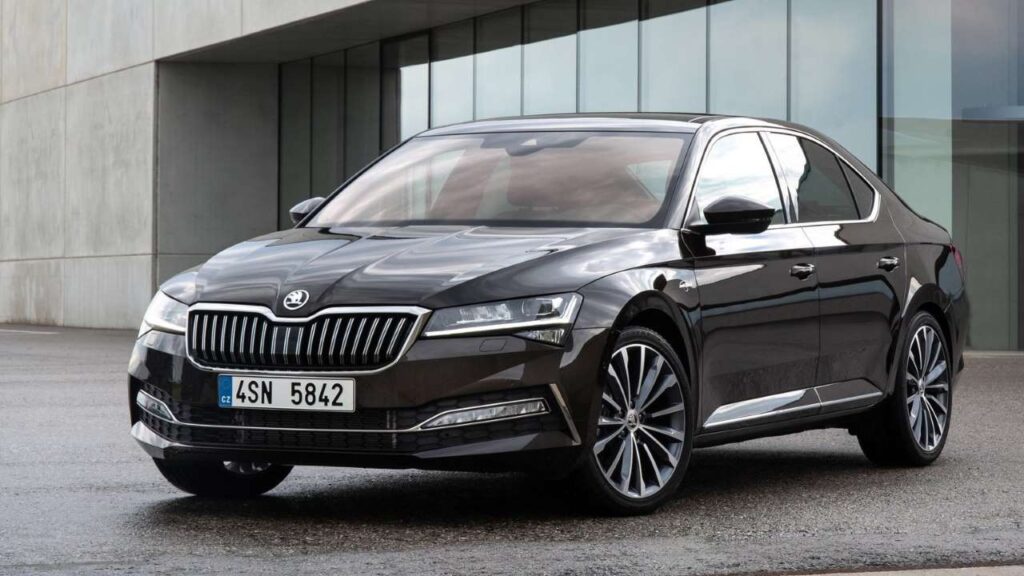 Skoda-Superb-2022-2025-airbag-injury