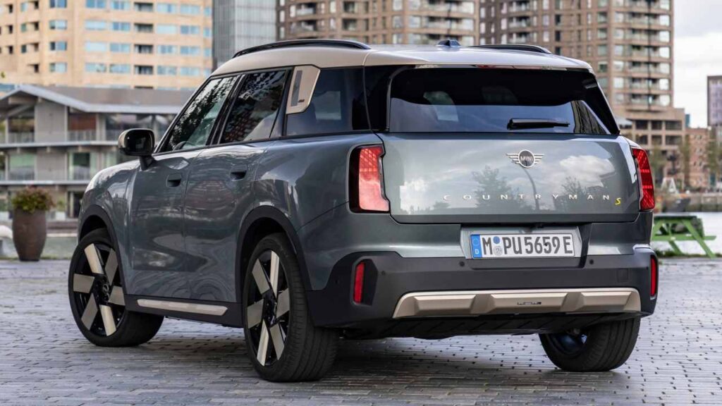 Mini-Countryman-2025-seat-belts