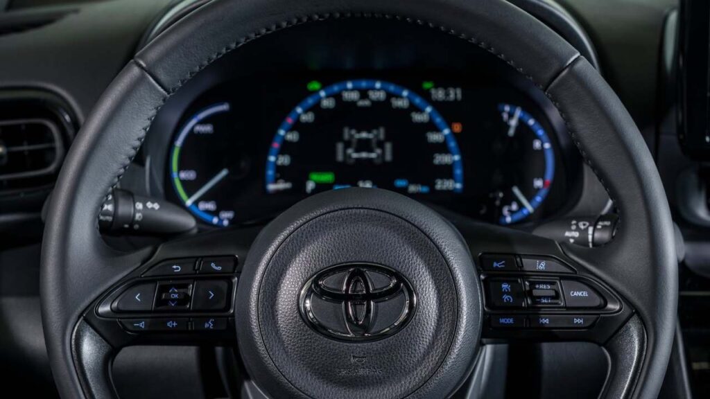 Toyota-Yaris_Cross-instrument-cluster-kba