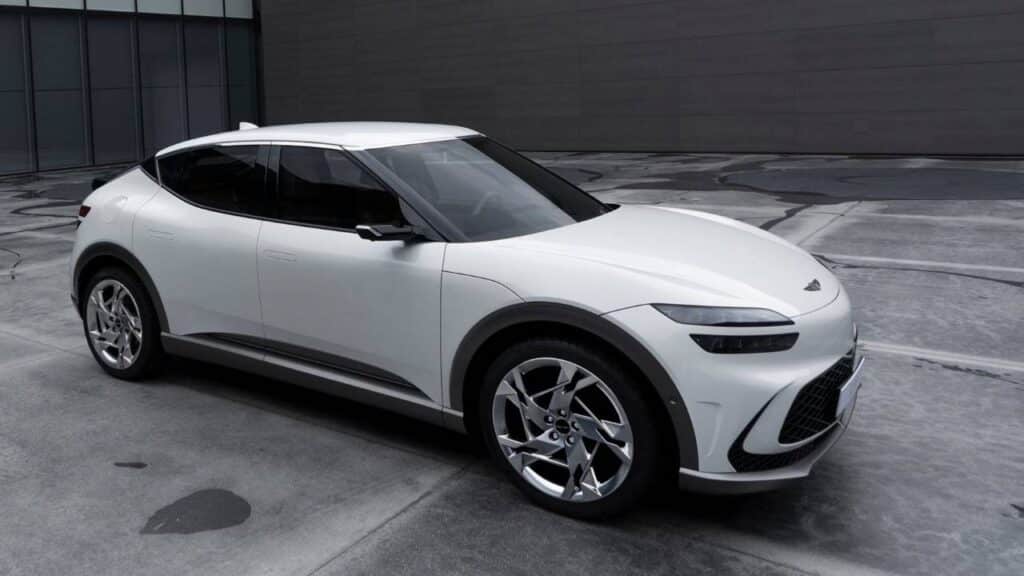 Genesis-GV60-2021-2024-windscreen-strip-accident